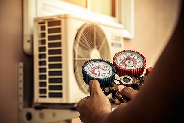 Professional Hvac technician working in Manns Harbor, NC